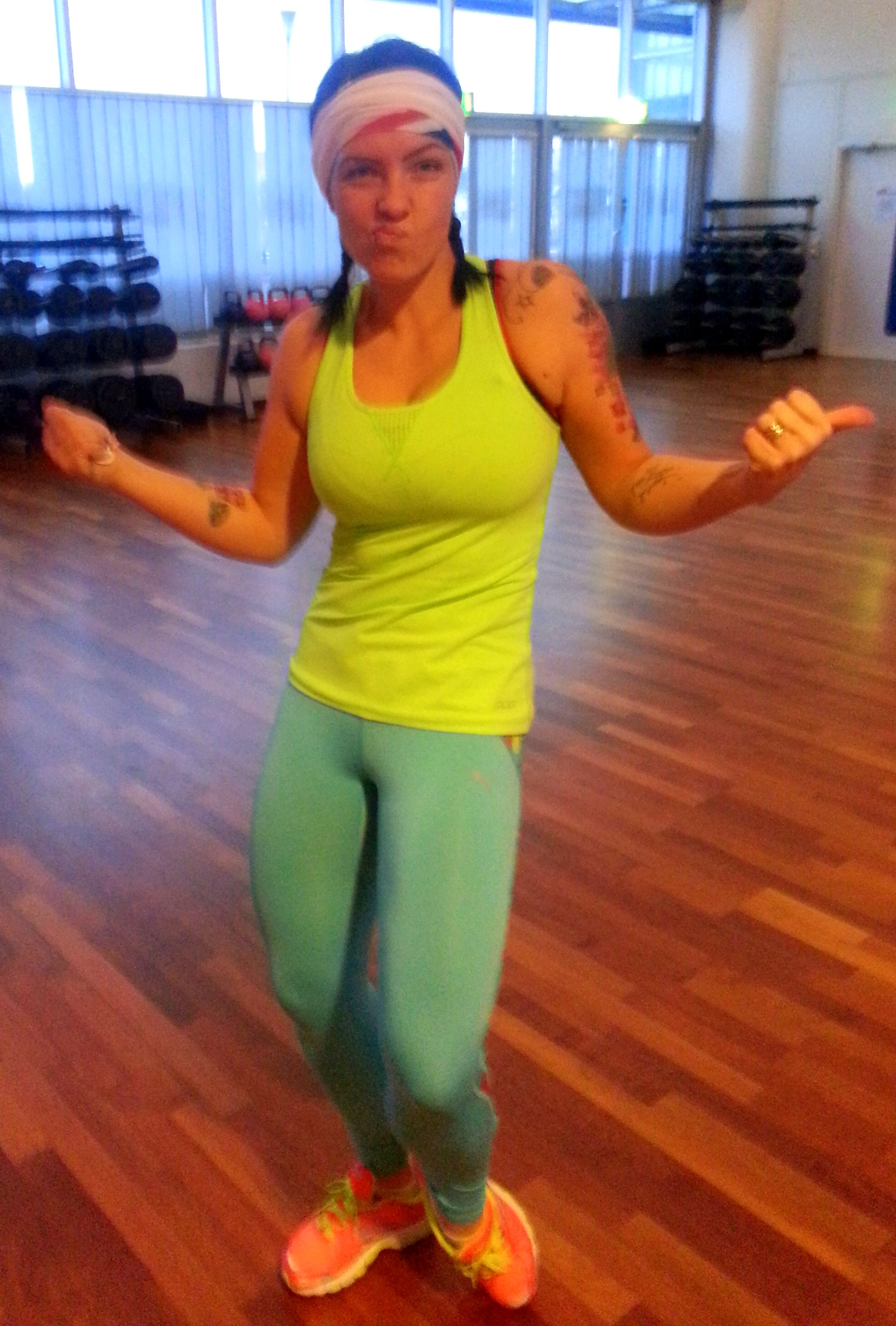 tytöt imee iso valkoinen kukko