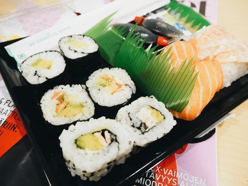 California mix: lohinigiriä (riisiä & lohta), ebinigiriä (riisiä & valkokatkarapua), californiamakia (riisiä, valkokatkarapua, avocadoa & majoneesia), avocadomakia (riisiä, avocadoa & merilevää) ja futomakia (riisiä, avocadoa & merilevää).