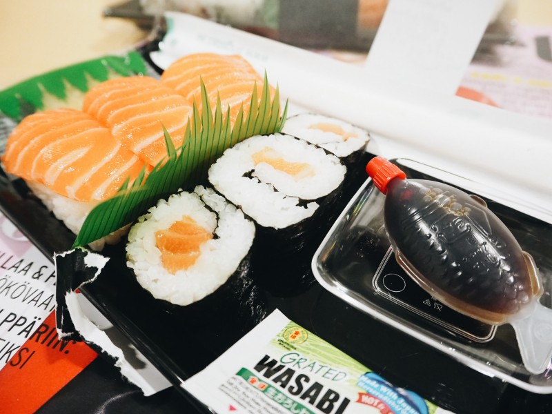 Salmon lover: lohinigiriä ja lohimakia.