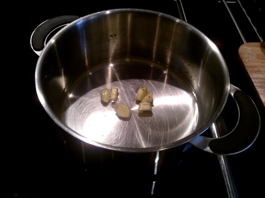 Viipaloi kuorittu inkivääri ja laita se kattilaan veden kanssa kiehumaan. Kiehauta, jonka jälkeen hauduta miedolla lämmöllä raollaan olevan kannen alla noin 15-30 min.