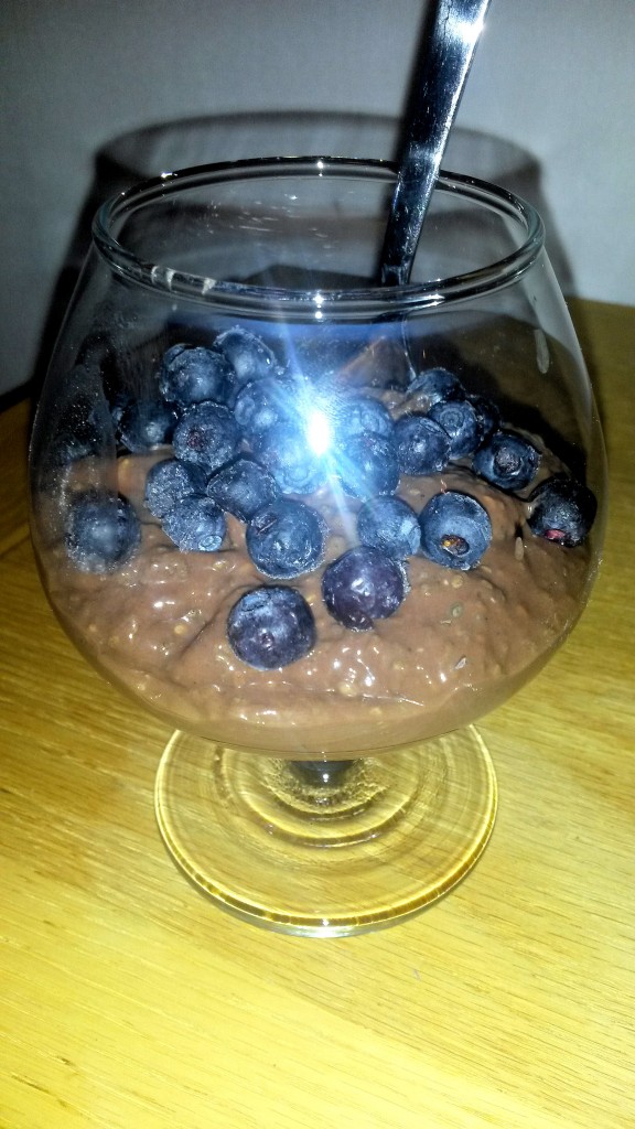Tänään valmistin aamiaiseksi chia-puuroa. Välillä ns. superfoodien ekologisuus mietityttää, kun iso osa niistä tuodaan Suomeen kaukaa. Vastapainona itsekerättyjä suomalaisia mustikoita. :) Reseptin löydät mun instagram-tililtä: @kirsihartikainen