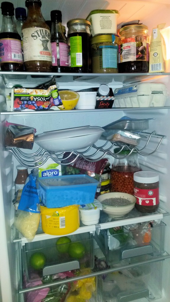Mikä sekasorto! Mulla on jääkaapin siivous edessä, ja aion ottaa käyttöön "syö heti" -hyllyn.