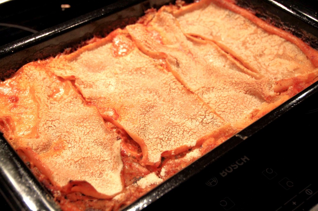 Vegaaneille sopiva maidoton sienilasagne.
