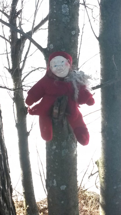 Eilisellä kävelyllä bongasin tällaisen pääsiäisnoidan puunoksalta! :)