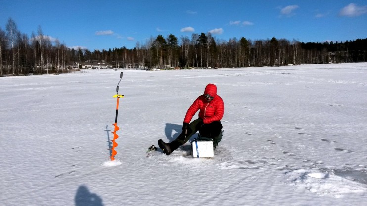 Tänään olis ollut punttisalitreenit vuorossa. Mutta kuuntelin kehoani ja läksin rennolle kävelylle lähijärven jäälle.