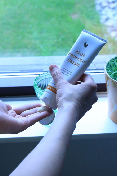 Aloe Propolis Creme -voiteen pohjana on aloe vera -geeli. Muut ainesosat ovat propolis, kamomilla, allantoiini, sekä A- ja E-vitamiini, joilla kaikilla on ihoa hoitavia ominaisuuksistaan. Voide sopii herkälle iholle ja koko keholle.