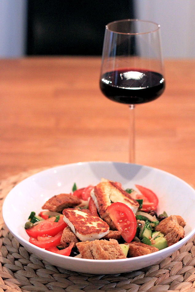Panzanella eli italialainen leipäsalaatti.