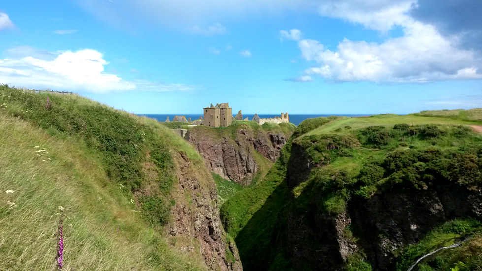 Dunnottar Castle sijaitsee kukkulan päällä.