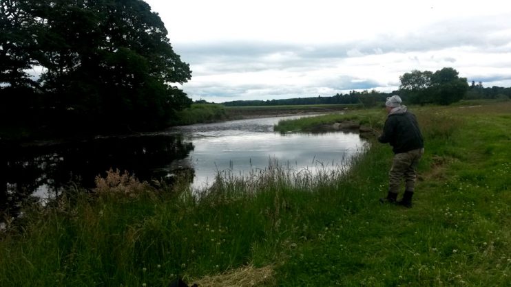 Kalastaja kokeilemassa onneaan.
