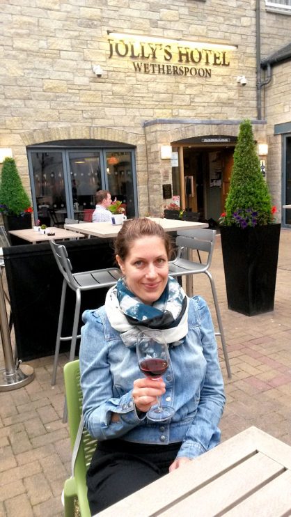 Oli hauska yhteensattuma, kun lukioaikainen ystäväni Anu nautti yhtäaikaisesti valkkaria Lontoossa Wetherspoonissa, kun mä nautin punkkua saman ketjun terassilla Skotlannissa. ;)