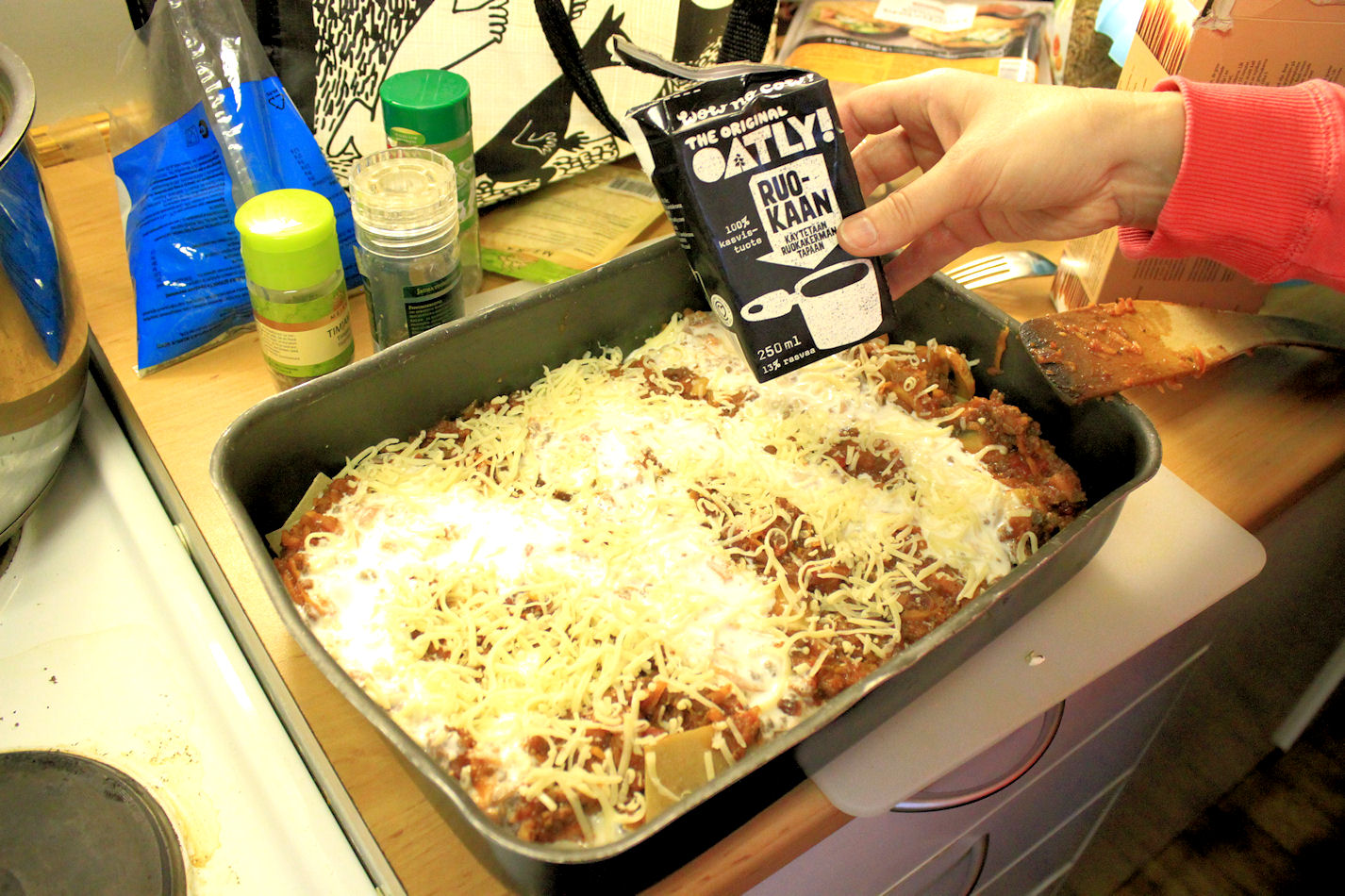 Kaurakerma käy lasagneen mainiosti. Hyvää vegaanista juustoa en puolestaan oo löytänyt. Oisko vinkkejä?