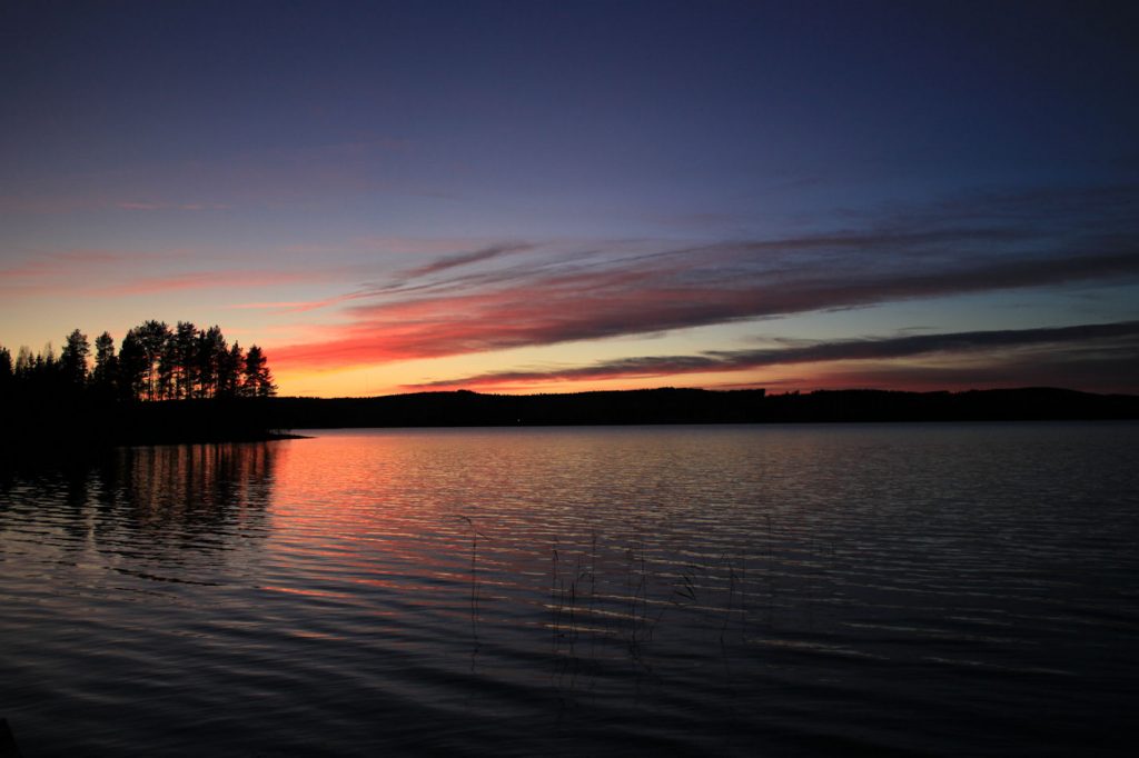 Tästä mökkimaisemasta on tullut kovin rakas, ja rennoimmat hetket olen tänä vuonna viettänyt tässä maisemassa.