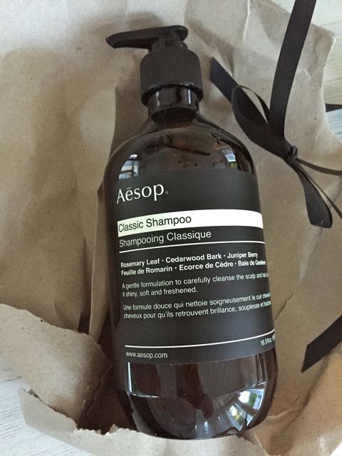 shampoossa tuoksuu rosmariini, havupuunkuori ja katajanmarja
