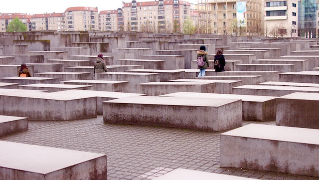 Holokaustimuistomerkki on vaikuttava. Muistomerkki muodostuu 2 711:stä betonisesta paadesta, jotka on sijoiteltu kahden hehtaarin alueelle ja sen on suunnitellut Peter Eisenman