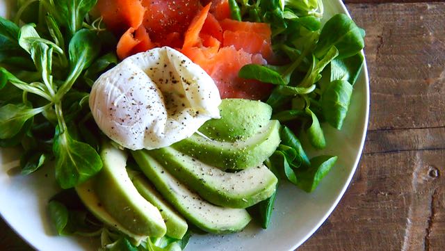 Uppomuna on helppo keittää ja se sopii ihanasti avocadon ja kylmäsavulohen kanssa