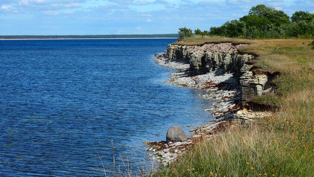 Ninase on Tagarannassa. Täällä on myös pieni muistomerkki Estonian onnettomuudessa hukkuneiden muistoksi.
