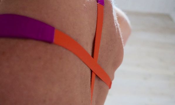 Kaksiväriset olkaimet on pehmustettu ja levennetty olkapäiltä