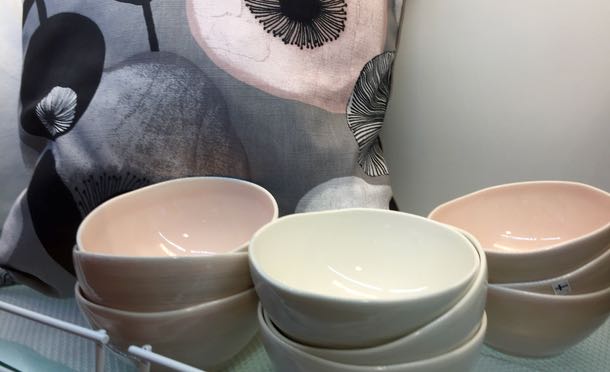 Eckerön pop up -kaupassa oli myytävänä myös kauniita Pentikin astioita