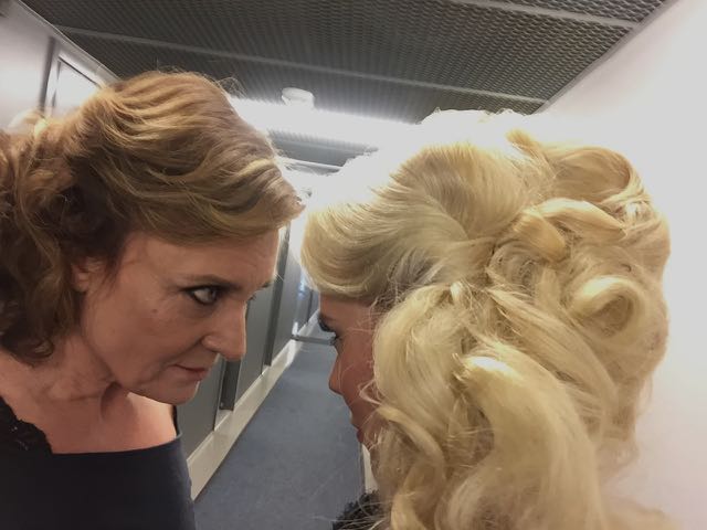 Jutta Heleniuksen vaaleat kiharat. katsotaan siinä tiukasti silmiin toisiamme, vähän kuin nyrkkeilijät :D