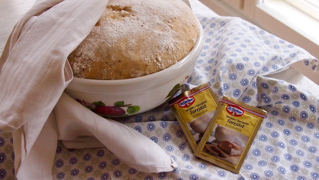 Dr. Oetker kuivahiiva toimii kuten tuorehiiva, eli se liuotetaan kädenlämpöiseen veteen.