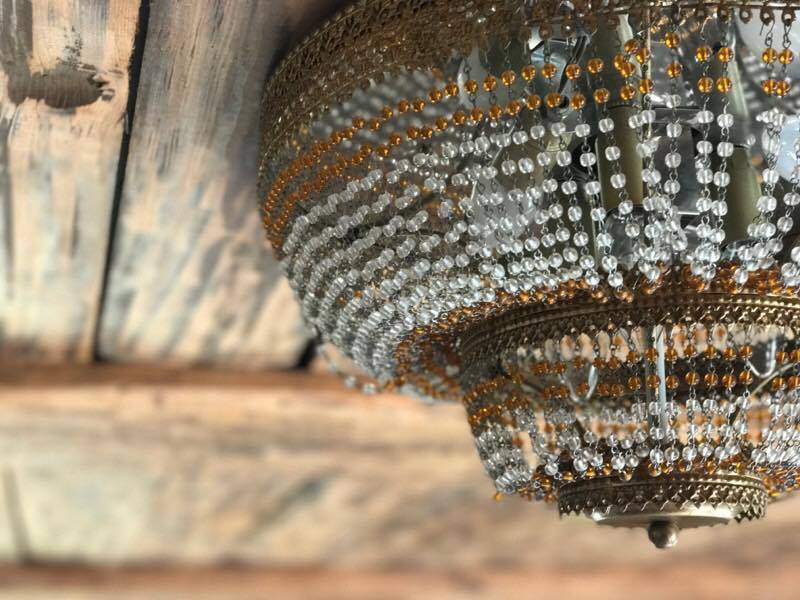 Kummivanhempieni vanha valaisin valaisee makuuhuoneessa