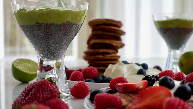 Väipalaksi vaniljaista chiavanukasta ja avocadoa tai proteiinipannareita, marjoja ja kreikkalaista jugurttia