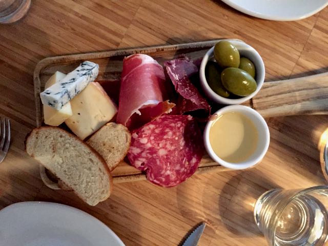 Antipastolautasen parasta antia olivat juustot ja tryffelihunaja - oi oi!