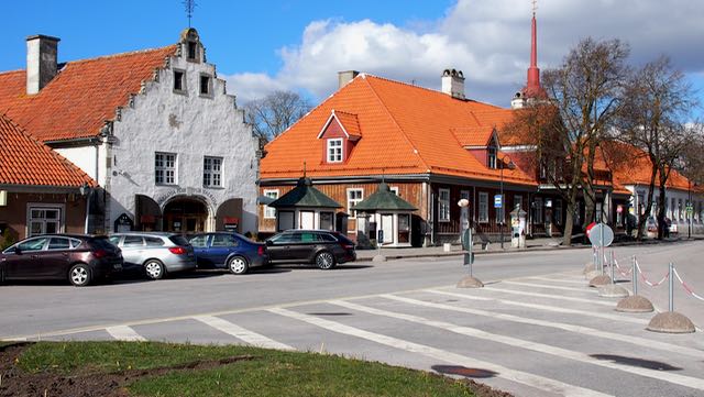 Noiden talojen välistä mennään Kuressaaren torille