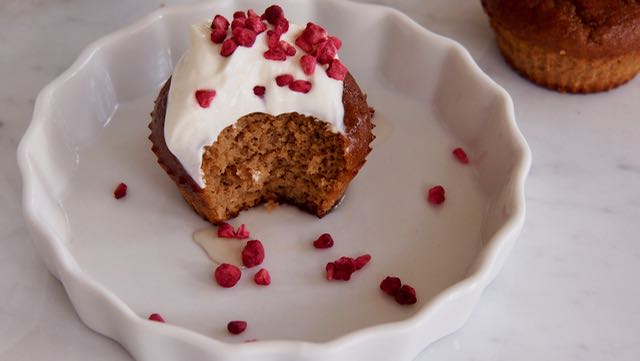 Muffinin päällä on kreikkalaista jugurttia ja pieni tiraus agavesiirappia ja kuivattua vadelmaa
