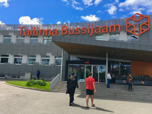 Tallinnan bussiasemalle jaksaa hyvin kävellä satamasta. Toki taksillakin pääsee!
