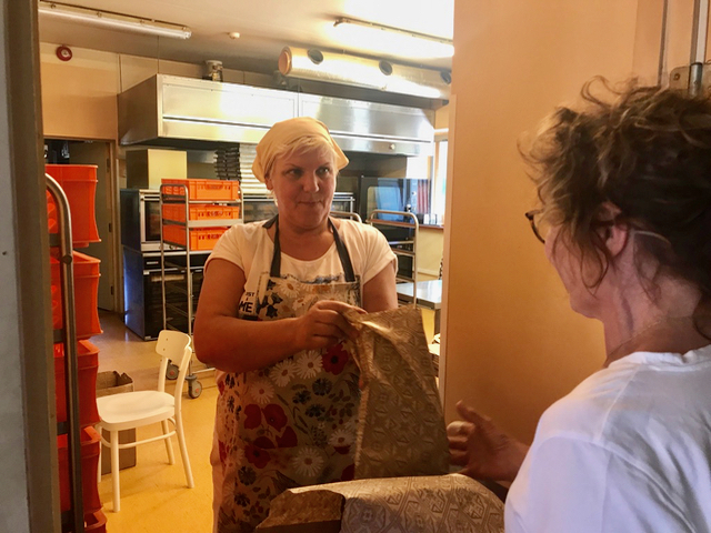 Lämmintä Saarenmaan leipää! Niin hyvää. JOs sen ostaa kotimatkalla, se säilyy loistavasti kotiin saakka - ellei sitä syö matkalla - tuoksu on uskomaton!