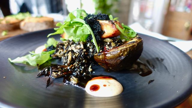 Lohta ja grillattua avocadoa F-Hooneessa