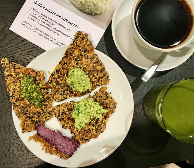 Järvikylän yrteistä tehtyjä levitteitä ja huippuhyvä vihersmuuthie. Lehtivihreä on superfoodia.