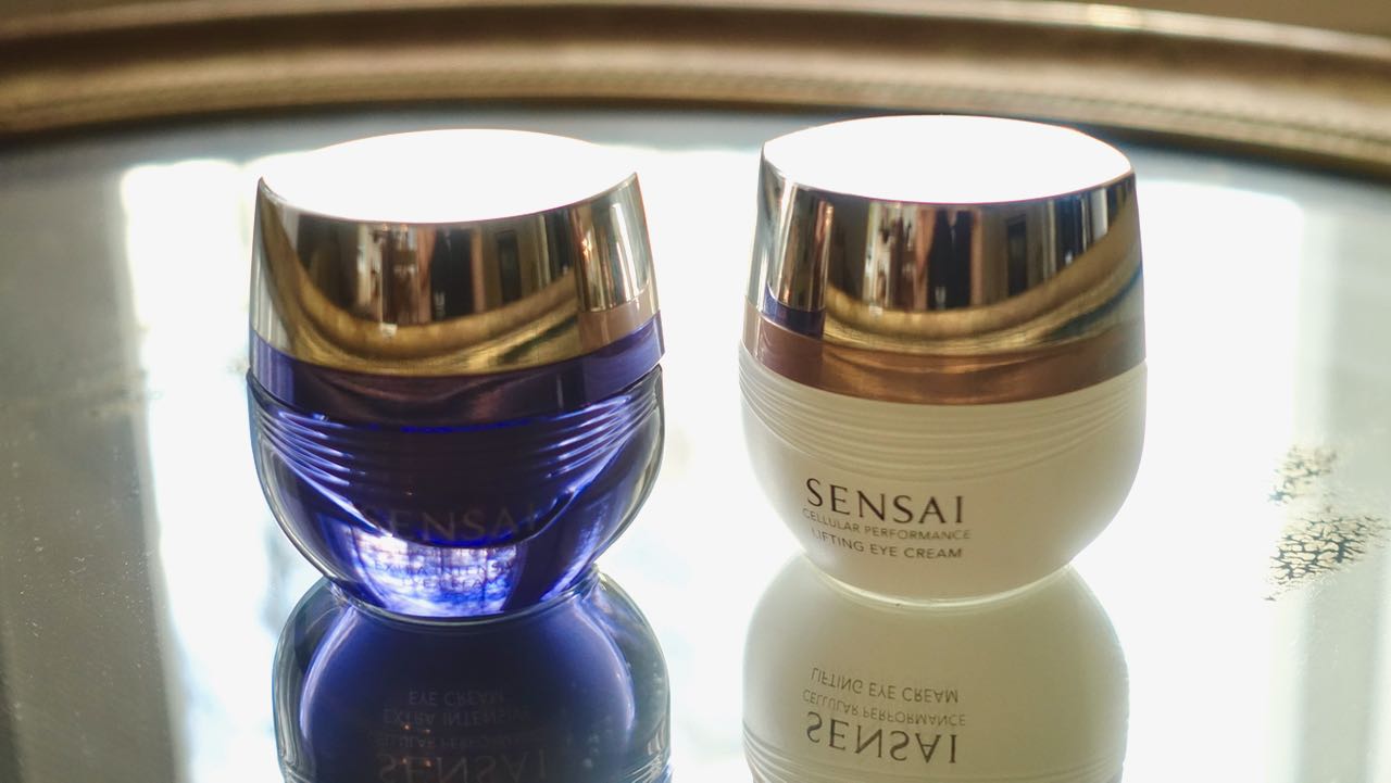 Sinisen purkin SensaiExtra Intensive Eye Cream siloittaa, heleyttää ja kiinteyttää silmänympärysihoa ja vaaleassa purkissa oleva Lifting Eye Cream lisäksi ravitsee silmänympärysihoa. Tärkeänä ainesosana on Koishimaru-silkki