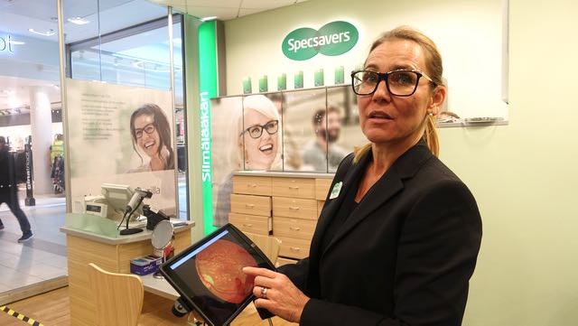 Optikko suorittaa yleensä niin sanotun optometrisen näöntutkimuksen, jossa silmänpohjatutkimuksen tarkoituksena on ennen kaikkea varmistaa, ettei silmissä ole viitteitä silmäsairauksista. Laajamittainen silmien terveystarkastus kuuluu silmälääkärin toimenkuvaan. Optikko on koulutettu havaitsemaan poikkeavuuksia tavanomaisesta silmänpohjasta ja erottamaan normaalin variaatioita hoitoa tai lisätutkimuksia vaativista löydöksistä. Kuvaus on nopea ja helppo toimenpide.