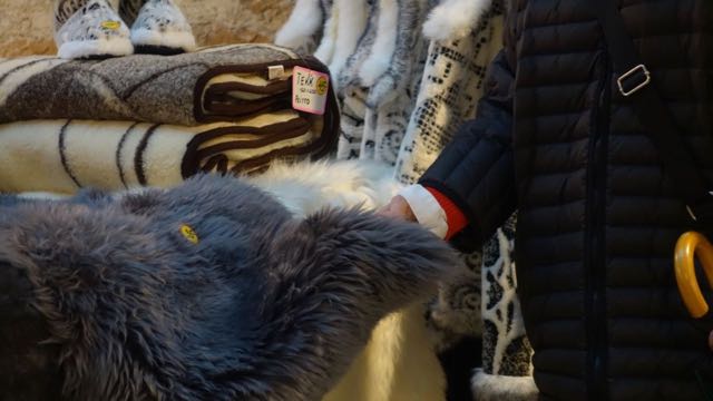 Ihana pehmeä lampaantalja olohuoneen rahin päälle 30€