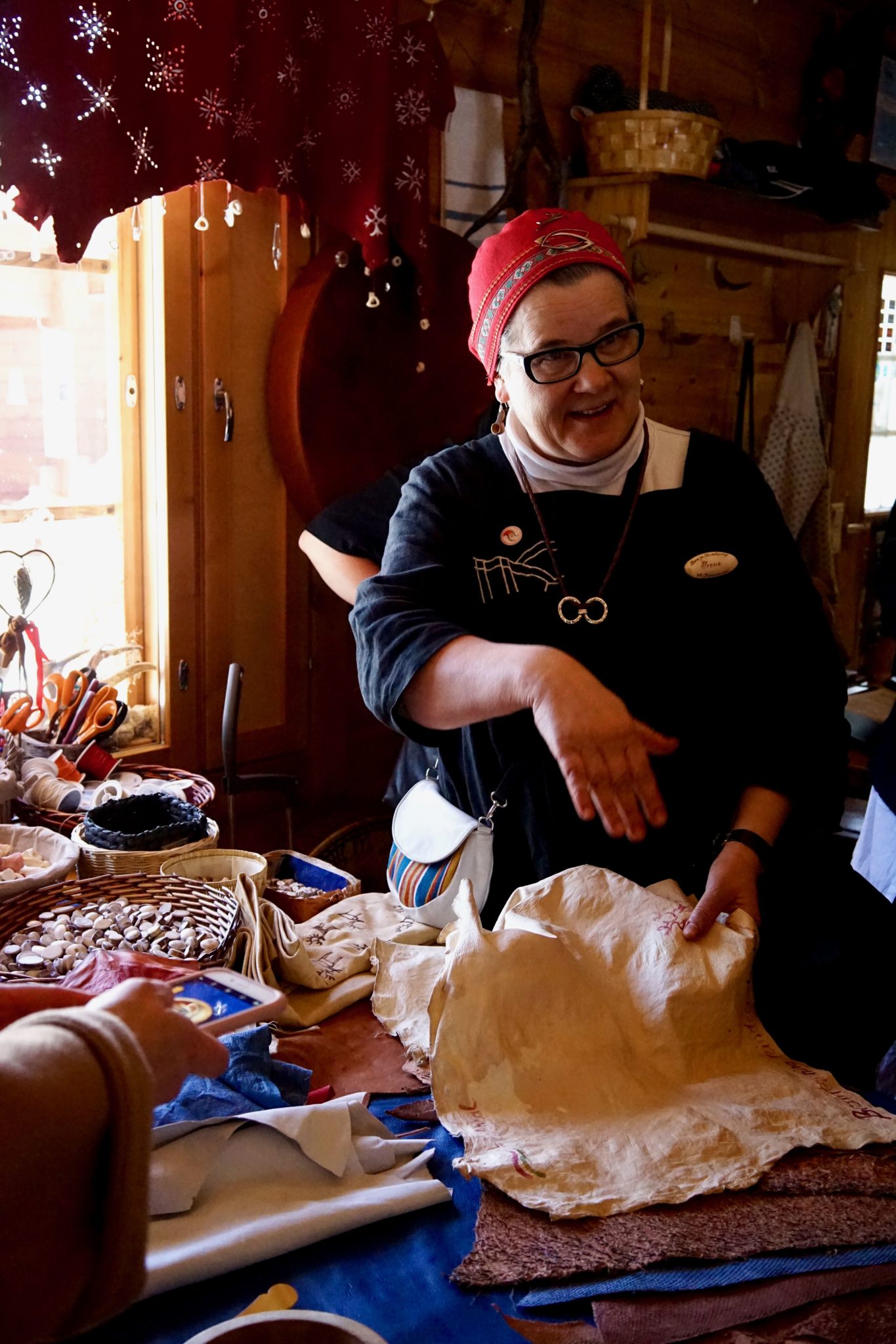Irene Kangasniemi työpöytänsä äärellä