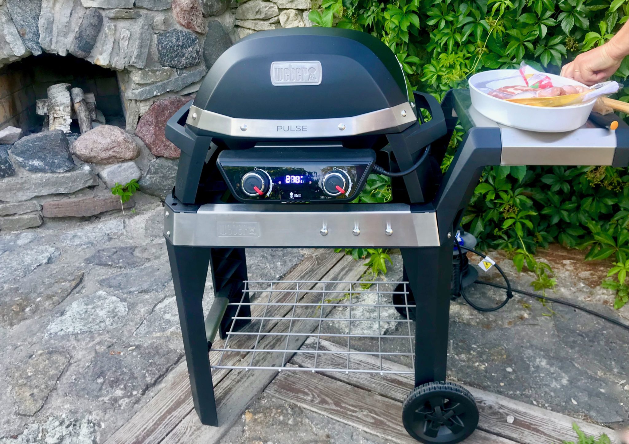 Weber pulse 2000 söhkögrilli kuumenee 260 asteeseen.