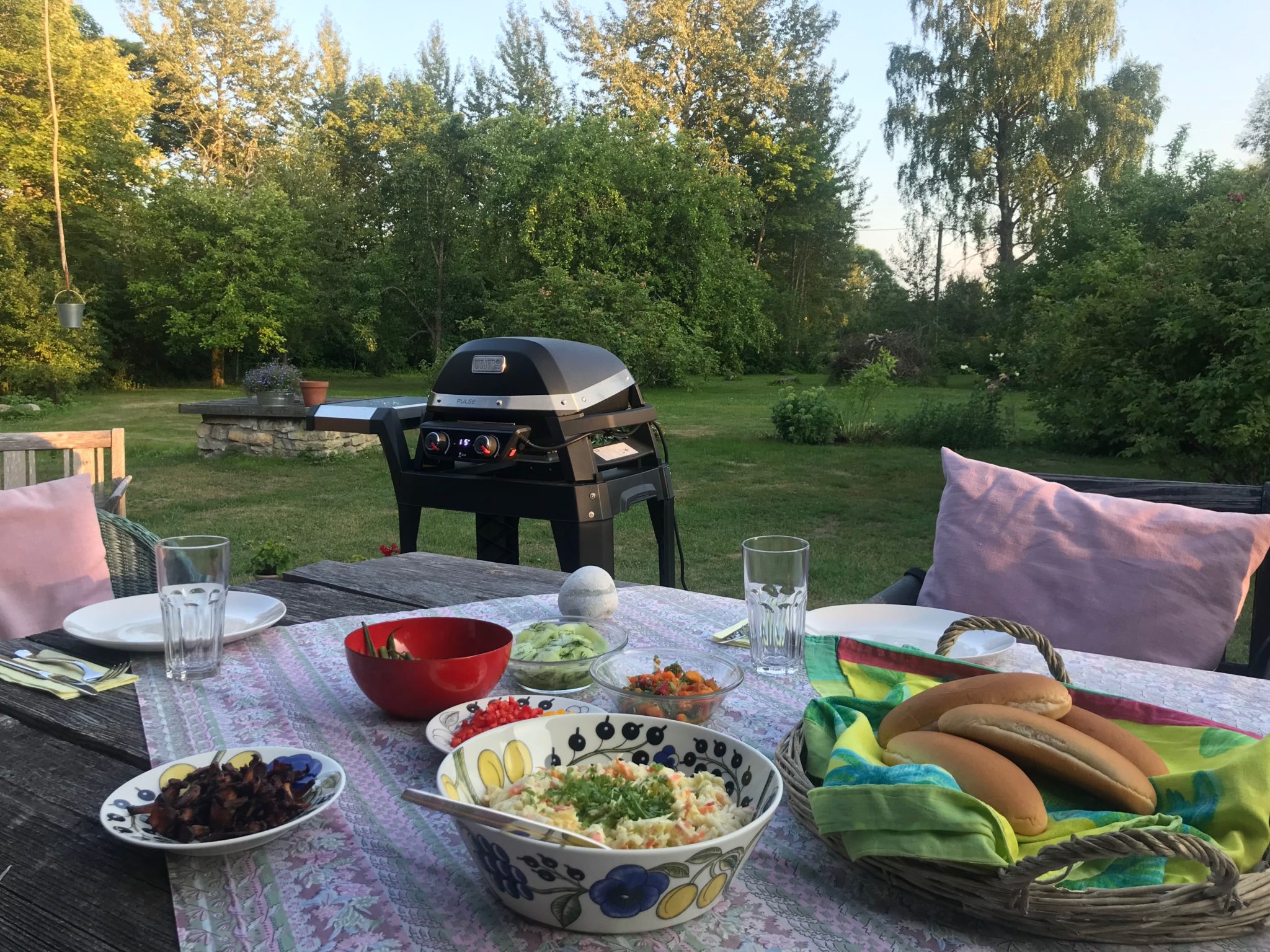 Sähkögrilliä on helppo siirtää pyörien ansiosta.