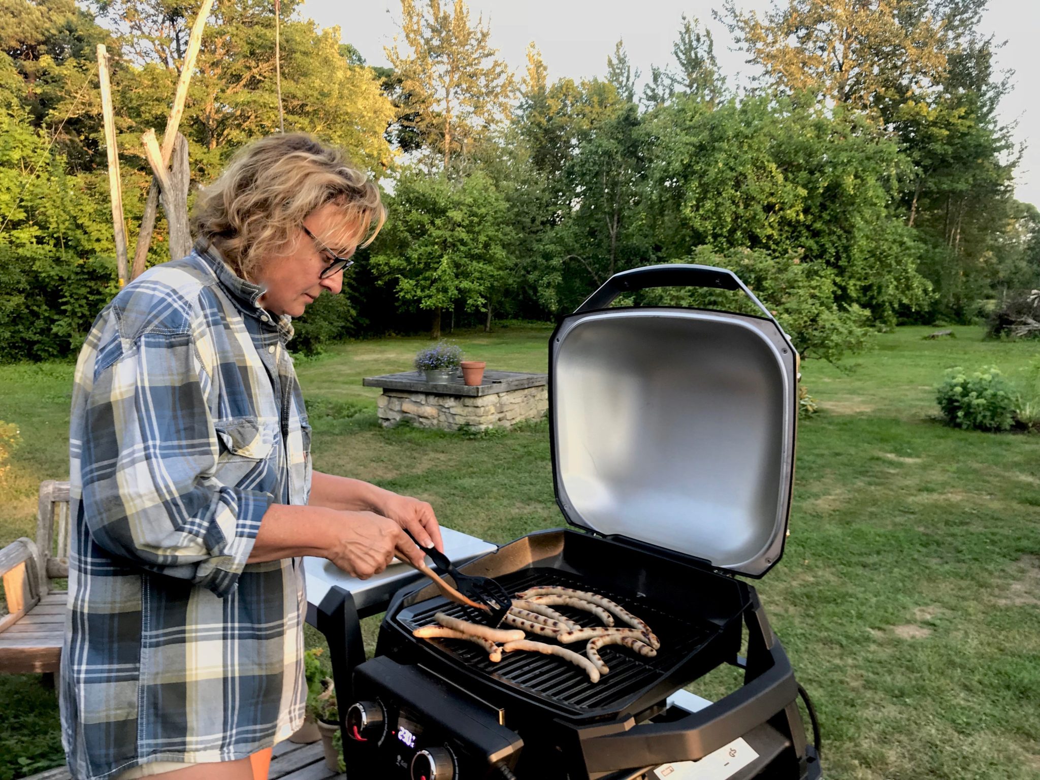 Grillatessa syntyvä rasva valuu astiaan