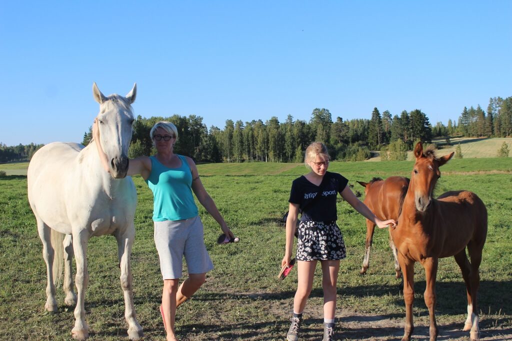 Tienaaja ja hänen avustuskohteensa.