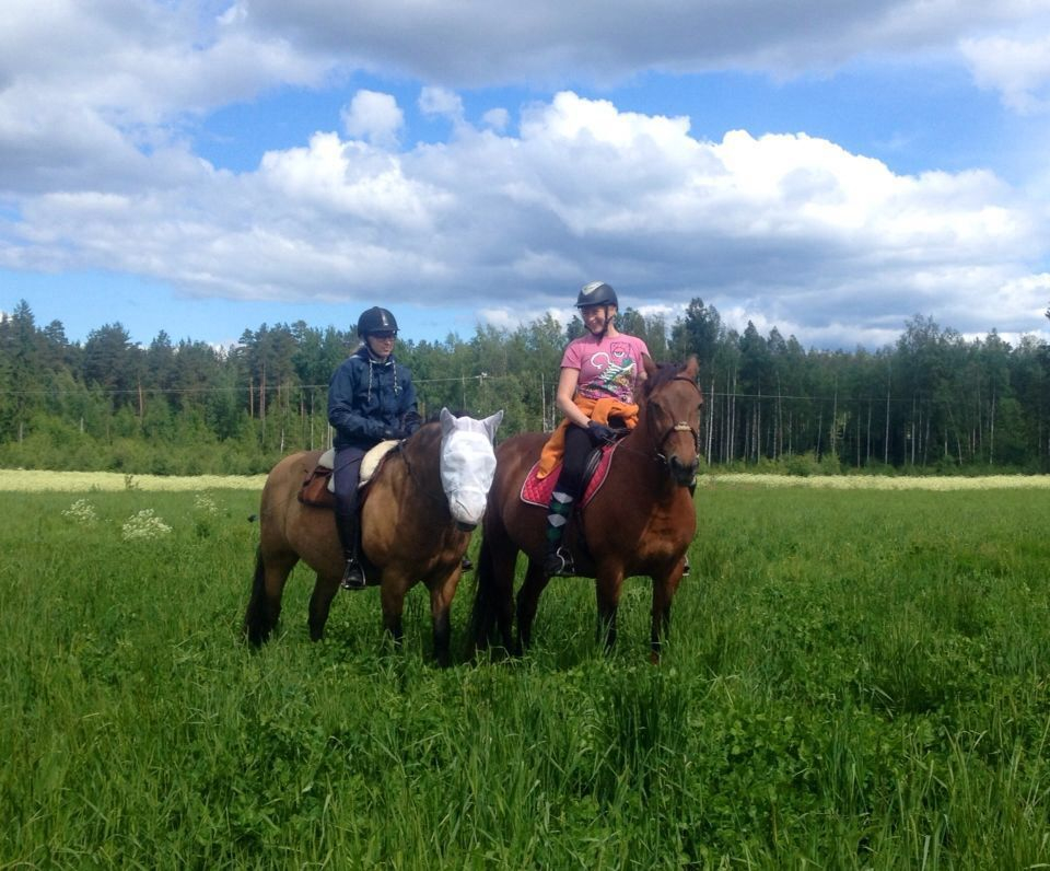 Lapsen ponilla on huppu, koska hän haluaa pysyä incognitona.
