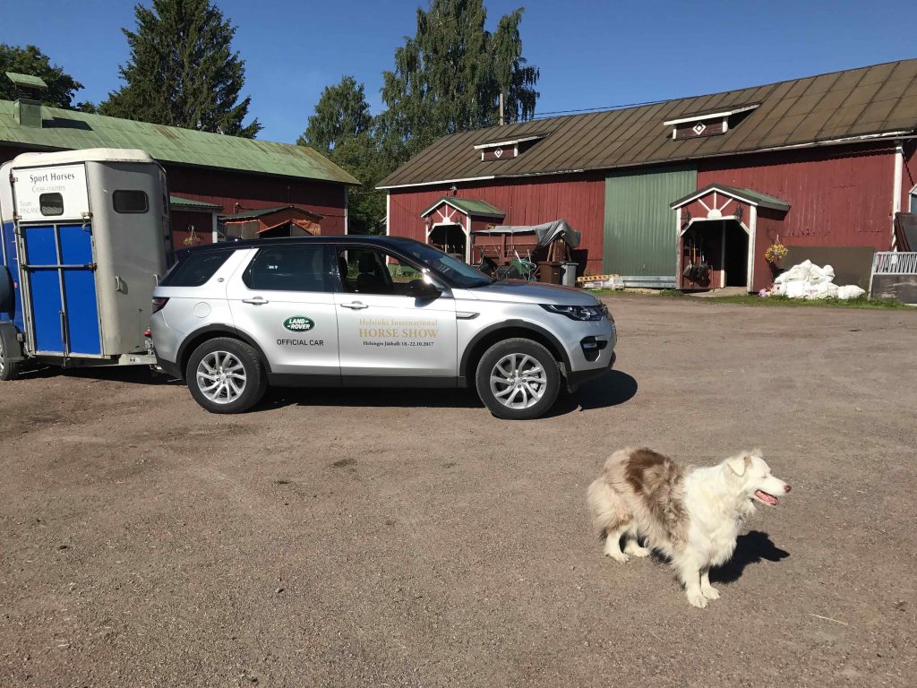 Siinä on apulaiskuljettaja jo kattelemassa kaarrepaikkaa.