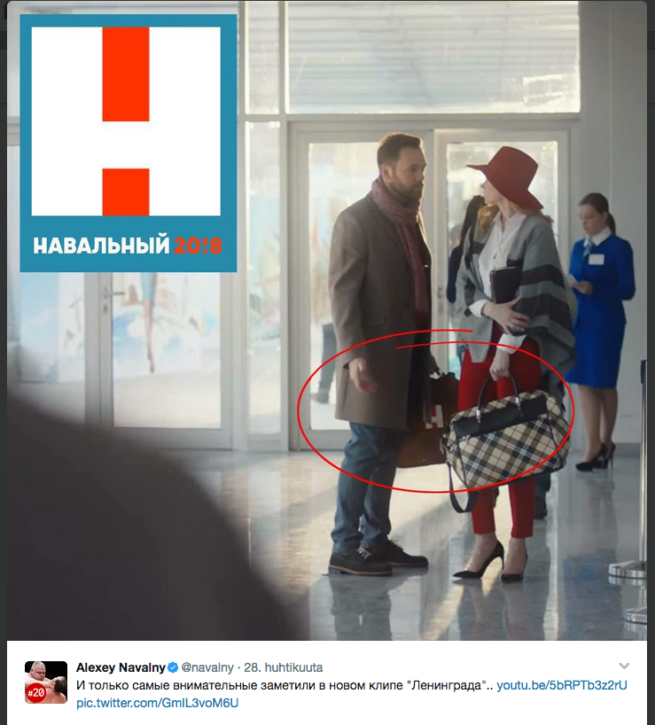 Navalnyin presidenttikampanjan logo näkyy salkussa.