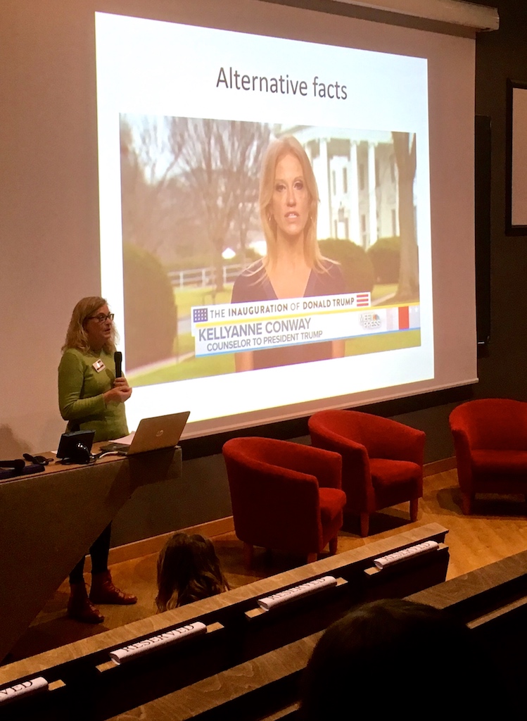 Elza Dunkels luennoi nuorten Youth.Media.World -konferenssissa Narvassa 8.11.2017.