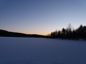 Lyhyen talvipäivän ensisarastus Herajärvellä.