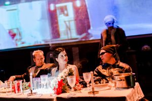 Niko Saarela, Vilma Melasniemi ja Eero Milonoff, taustalla Marc Gassot huippurooleissa KOM-teatterissa. (kuva Noora Geagea)