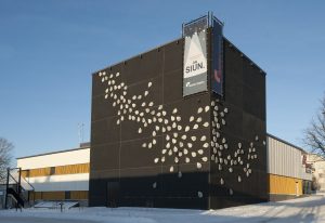 Upean, uuden Teatteri Imatran julkisivun pisarat on suunnitellut Landys Roimola. (kuva Ari Nakari)