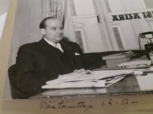 Isäni Sakari Talvitie vuonna 1956 turkulaisen Uusi Aura -lehden päätoimittajana.
