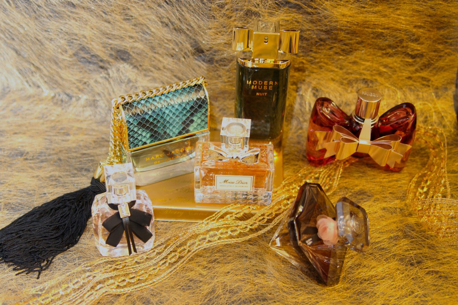 Yves Saint Laurent Mon Paris EdP 59,50 e Marc Jacobs Divine Decadence EdP 66,50 e, Miss Dior Abosolutely Blooming EdP 81,90 e, Estée Lauder Modern Muse Nuit EdP 59 e, Viktor & Rolf Bonbon Holidays Limited Edition 106 e, Lancôme La Nuit Trésor L'Eau de Parfym Caresse, 51 e.